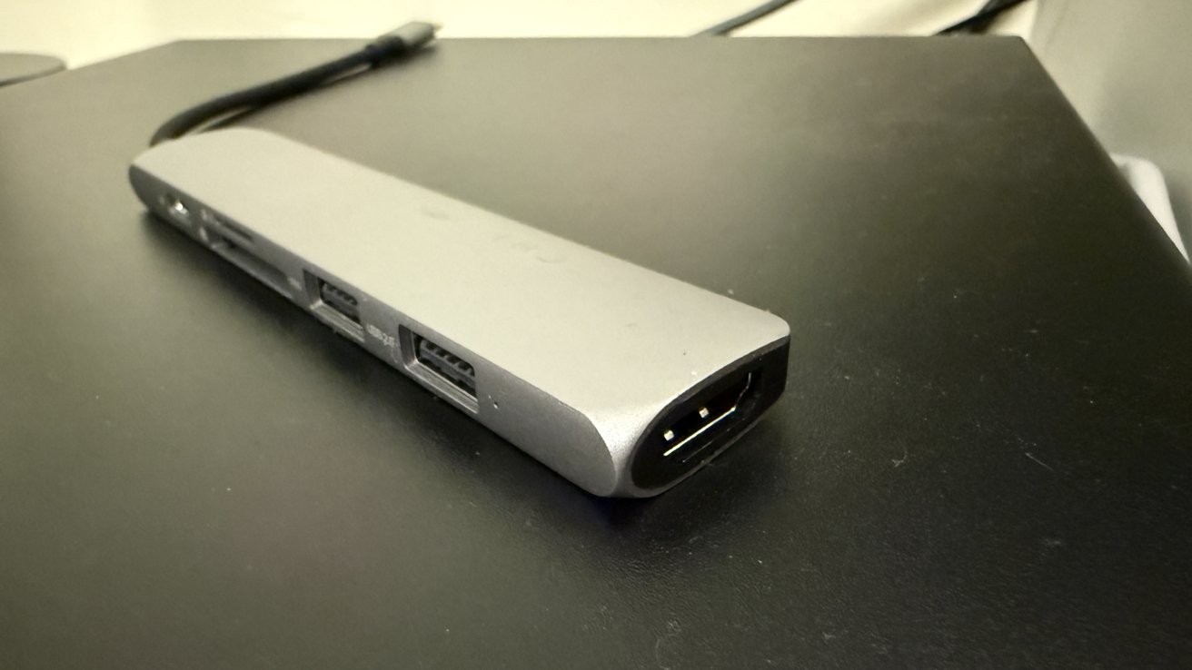 Обзор тонкого адаптера USB-C Satechi 6-в-1: порт HDMI на виду.
