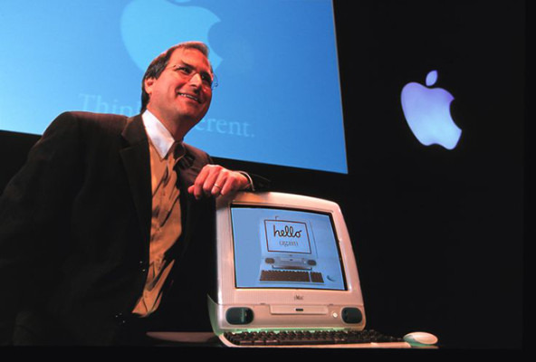 Стив Джобс с iMac G3