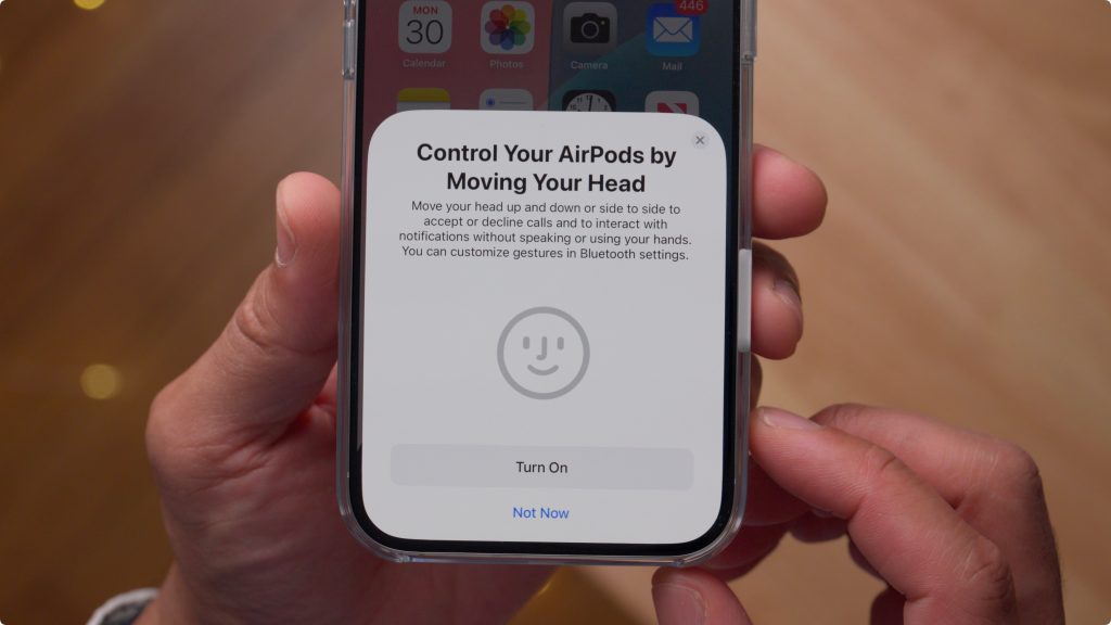 Управляйте AirPods жестами головы
