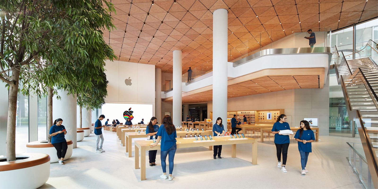 Мошенник с iPhone осужден за мошенничество в Apple Store | Стоковая фотография Apple Store