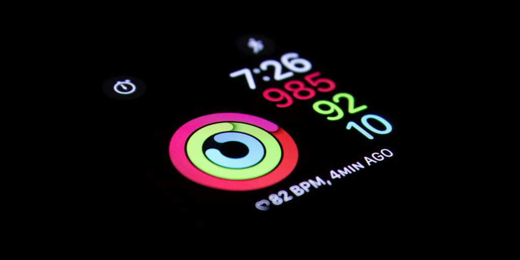Кольца активности Apple Watch показаны в темной комнате | В списке спикеров конференции Life Itself председатель Apple и руководитель отдела здравоохранения