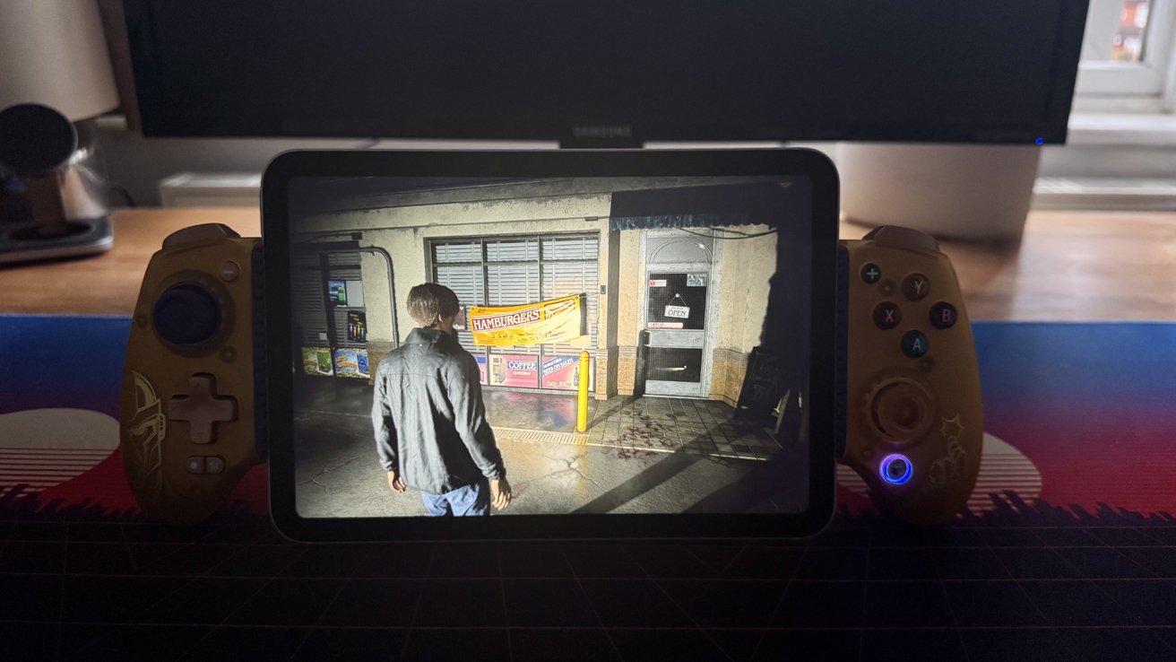 iPad mini и контроллер Gamesir G8 под управлением Resident Evil 2.
