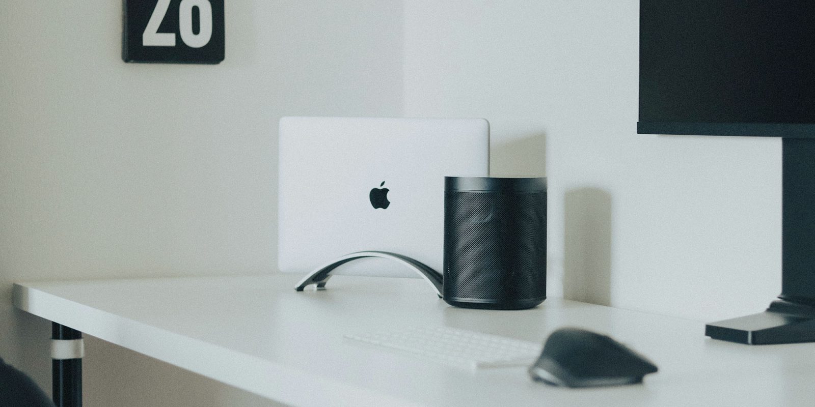 Пользователи опасаются, что для приложения Sonos может потребоваться подписка | Динамик Sonos на столе с MacBook