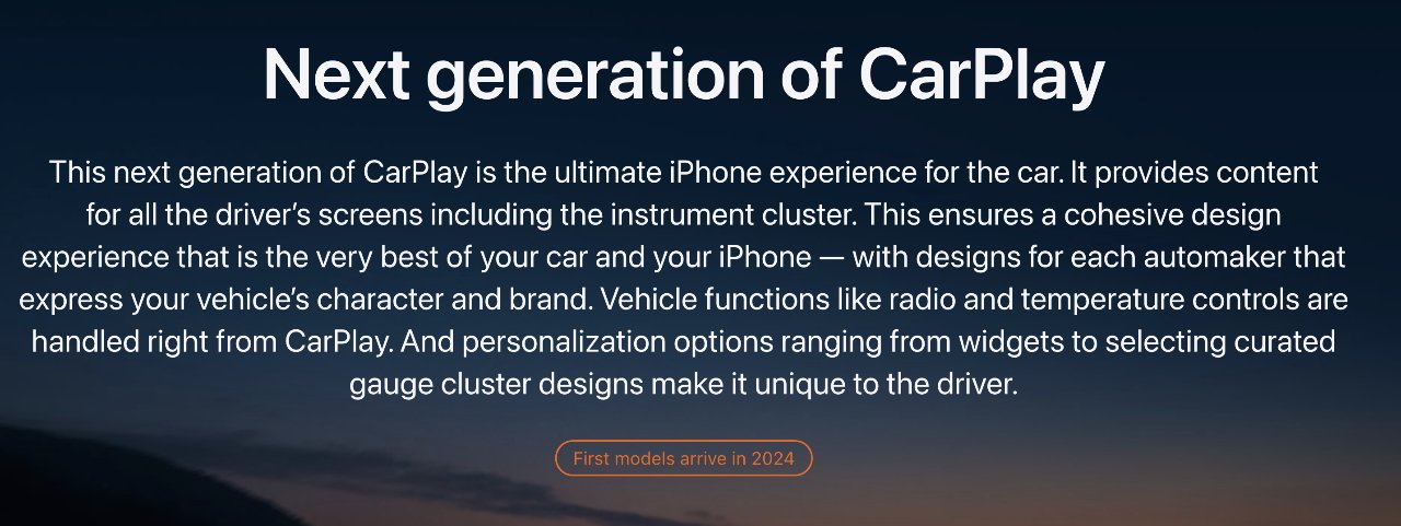 Текст, в котором обсуждается следующее поколение CarPlay с упором на расширенную интеграцию с iPhone, настраиваемый дизайн для автопроизводителей, управление функциями автомобиля и выпуск в 2024 году. На заднем плане показано темнеющее небо.