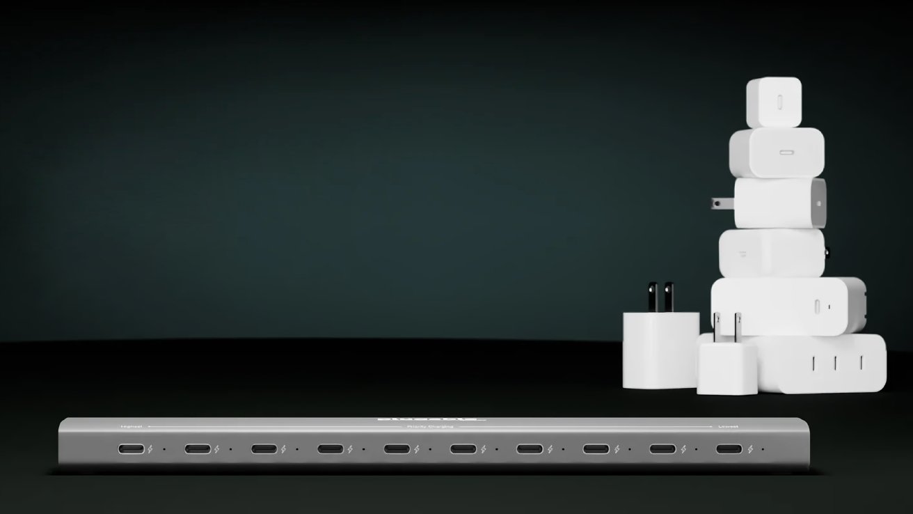 Ряд портов USB-C на гладком устройстве со стопкой различных белых зарядных адаптеров на заднем плане на темной поверхности.