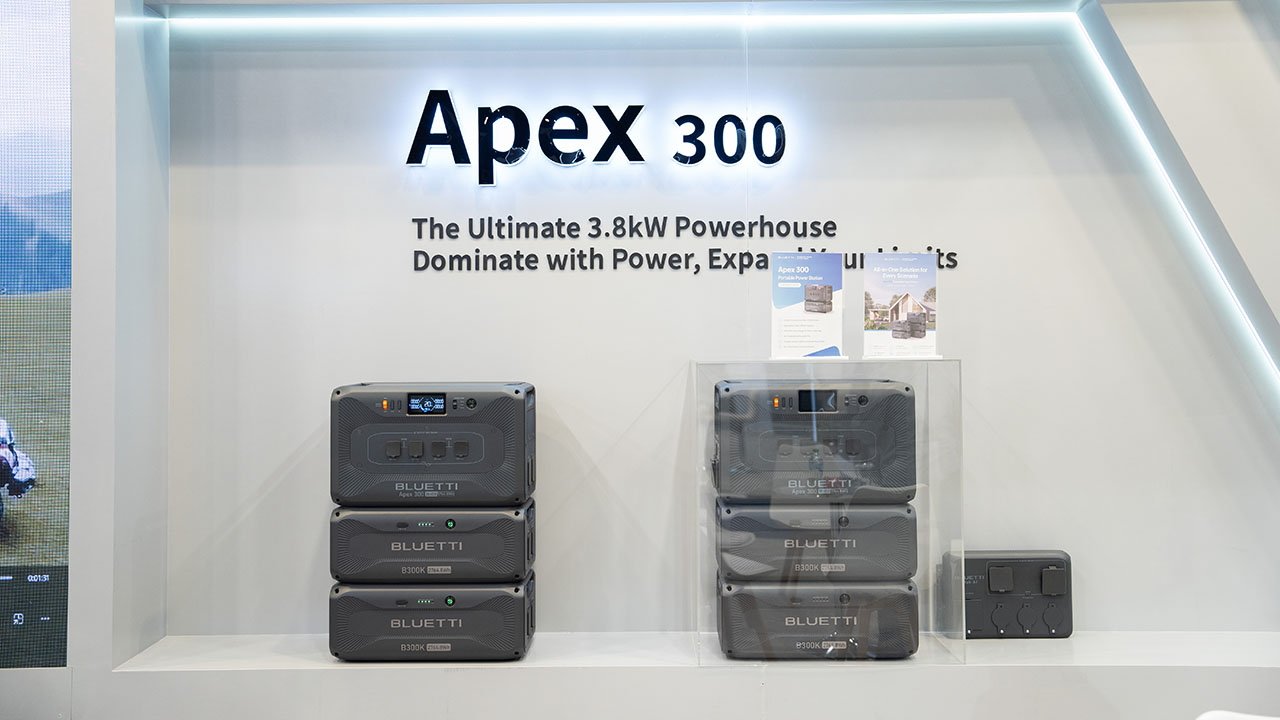 Выставка CES портативных электростанций Bluetti Apex 300 на белой полке с рекламным текстом и брошюрами выше.