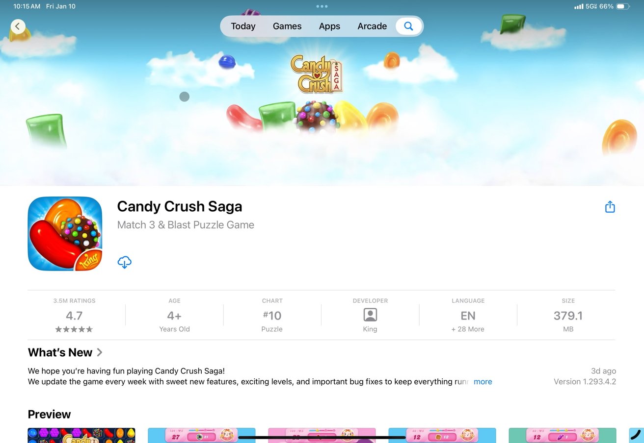 Страница игры Candy Crush Saga с красочными конфетами, значком приложения, рейтингами, возрастным рейтингом, положением в чарте, разработчиком, языковыми параметрами и информацией об обновлении на облачном фоне.