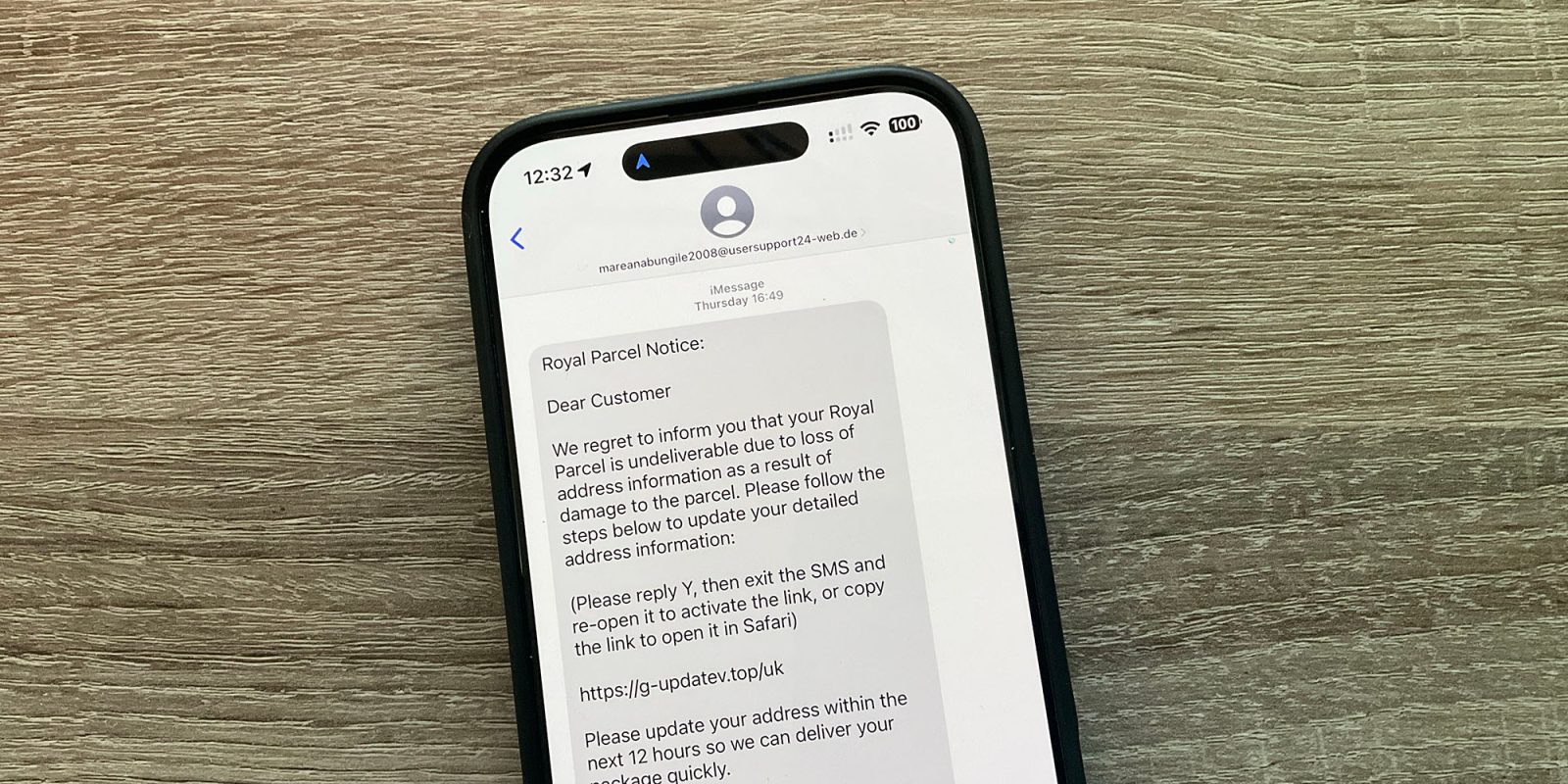 Уязвимость безопасности в порту USB-C iPhone и ошибка с мошенничеством в iMessage | Показано мошенническое сообщение о доставке посылки