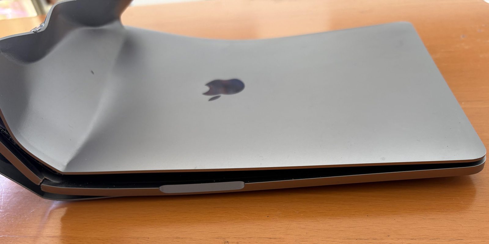 AppleCare+ покрытие отказано после того, как MacBook Pro был уничтожен в автомобильной аварии (ущерб показан)