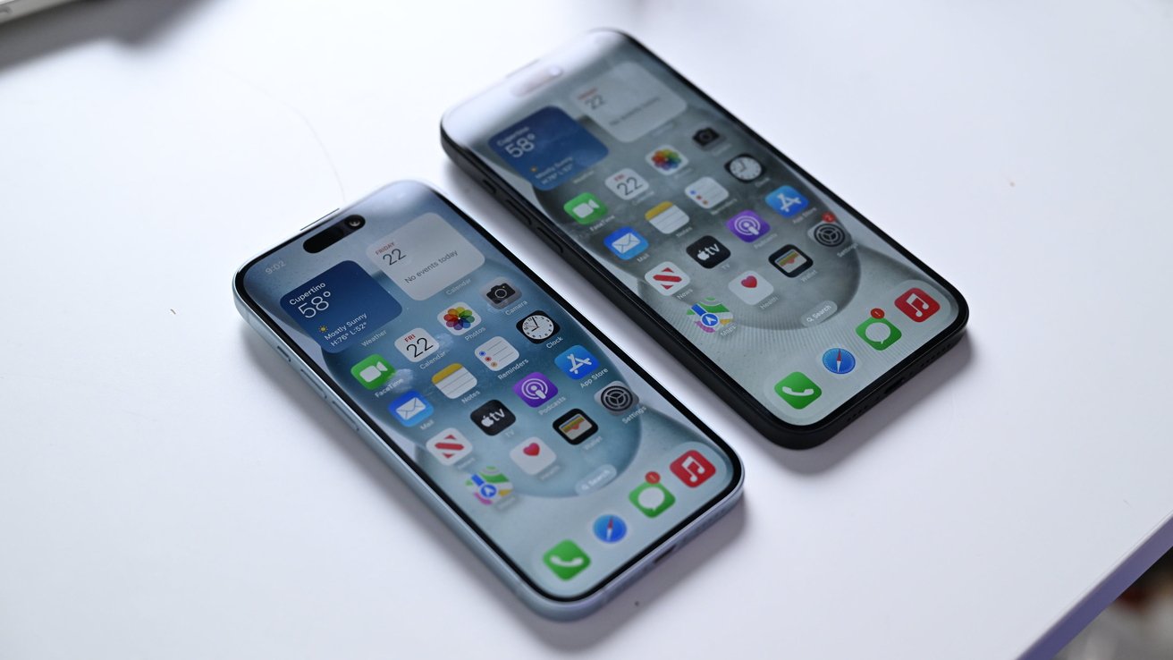 Два iPhone рядом на белой поверхности, на них отображаются домашние экраны со значками приложений, виджетами погоды и даты.