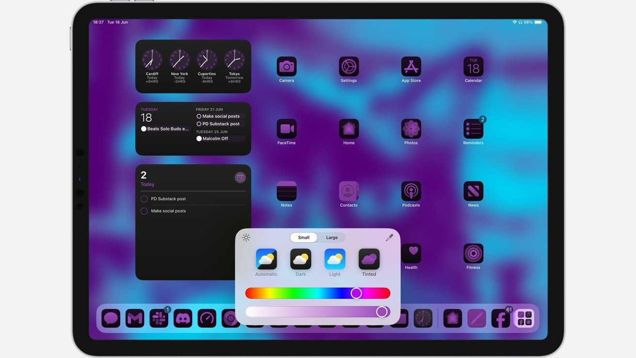 Home Screen iPad с пурпурно-голубыми абстрактными обои, значки приложений, виджеты, показывающие время, события календаря и меню настроек для регулировки внешнего вида и размера.