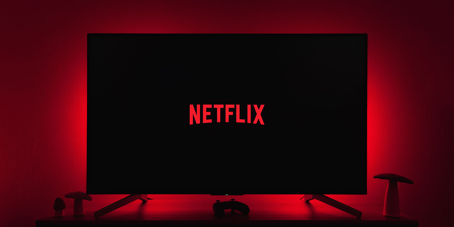 Netflix игры ТВ | Логотип Netflix на телевизоре в затемненной комнате