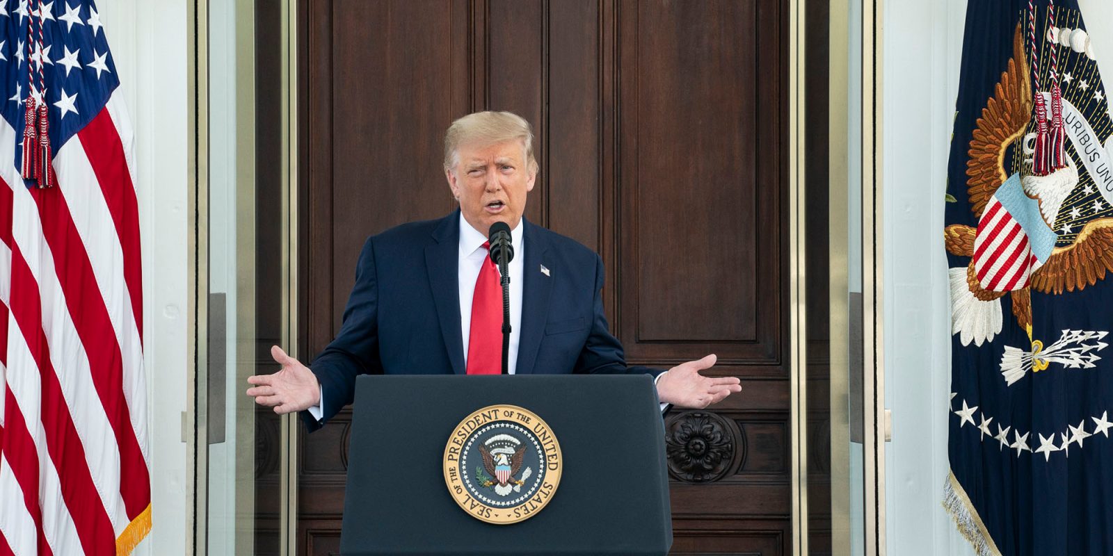 Стратегия Трампа Тима Кука проста, но другим руководителям может быть сложно ее скопировать | Трамп на трибуне Белого дома