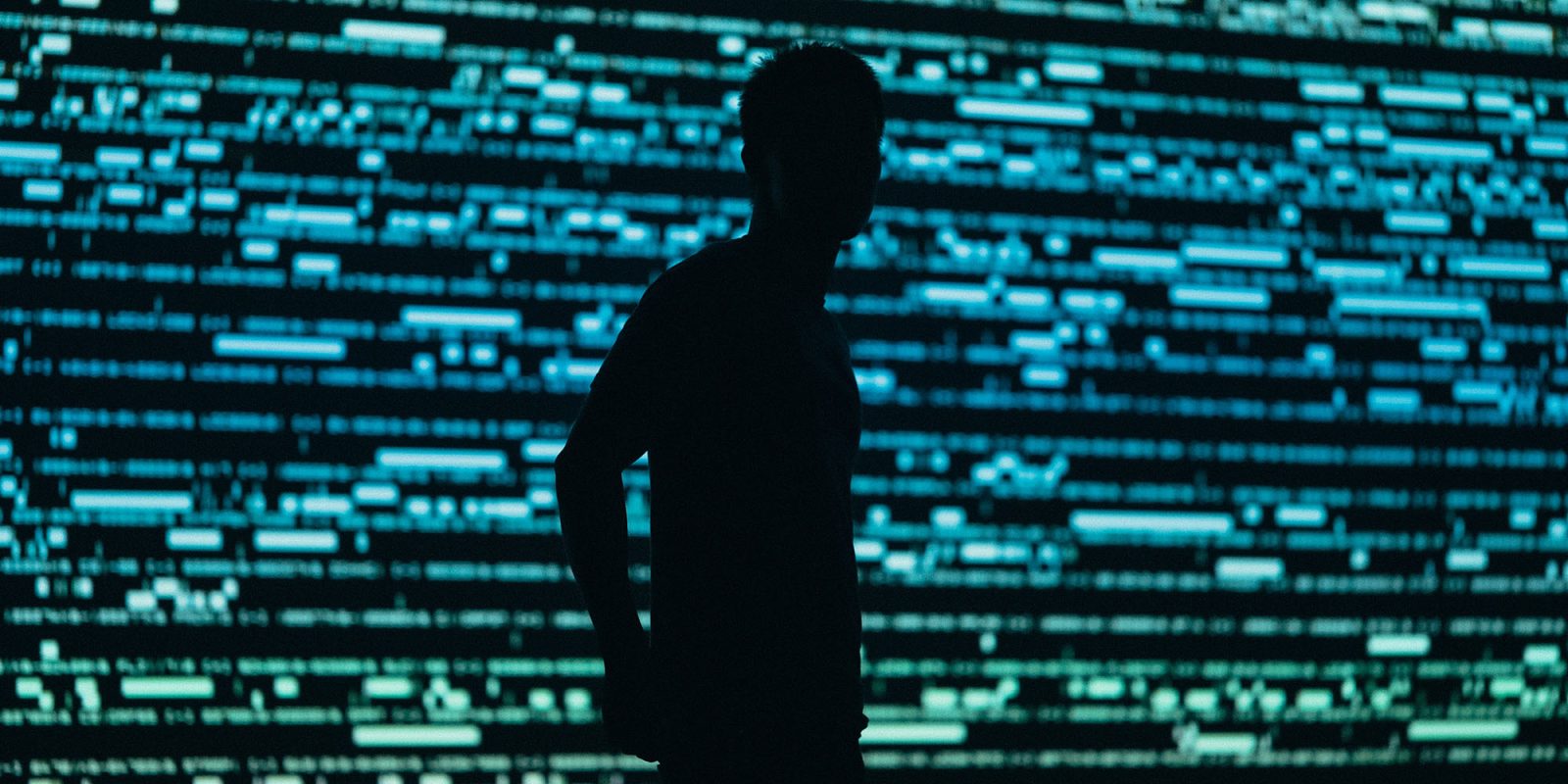 Вслед за Китаем Apple также удаляет VPN-приложения из App Store в Индии | Силуэт человека на фоне в стиле Матрицы