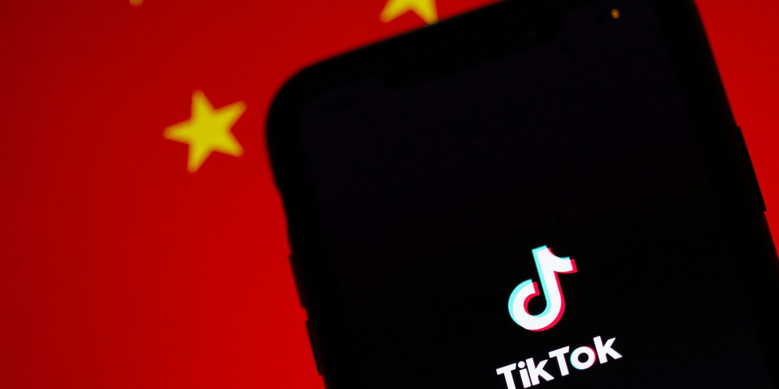 Запрет TikTok можно решить без продажи американской компании, говорит американский член правления | Приложение показано на iPhone перед китайским флагом
