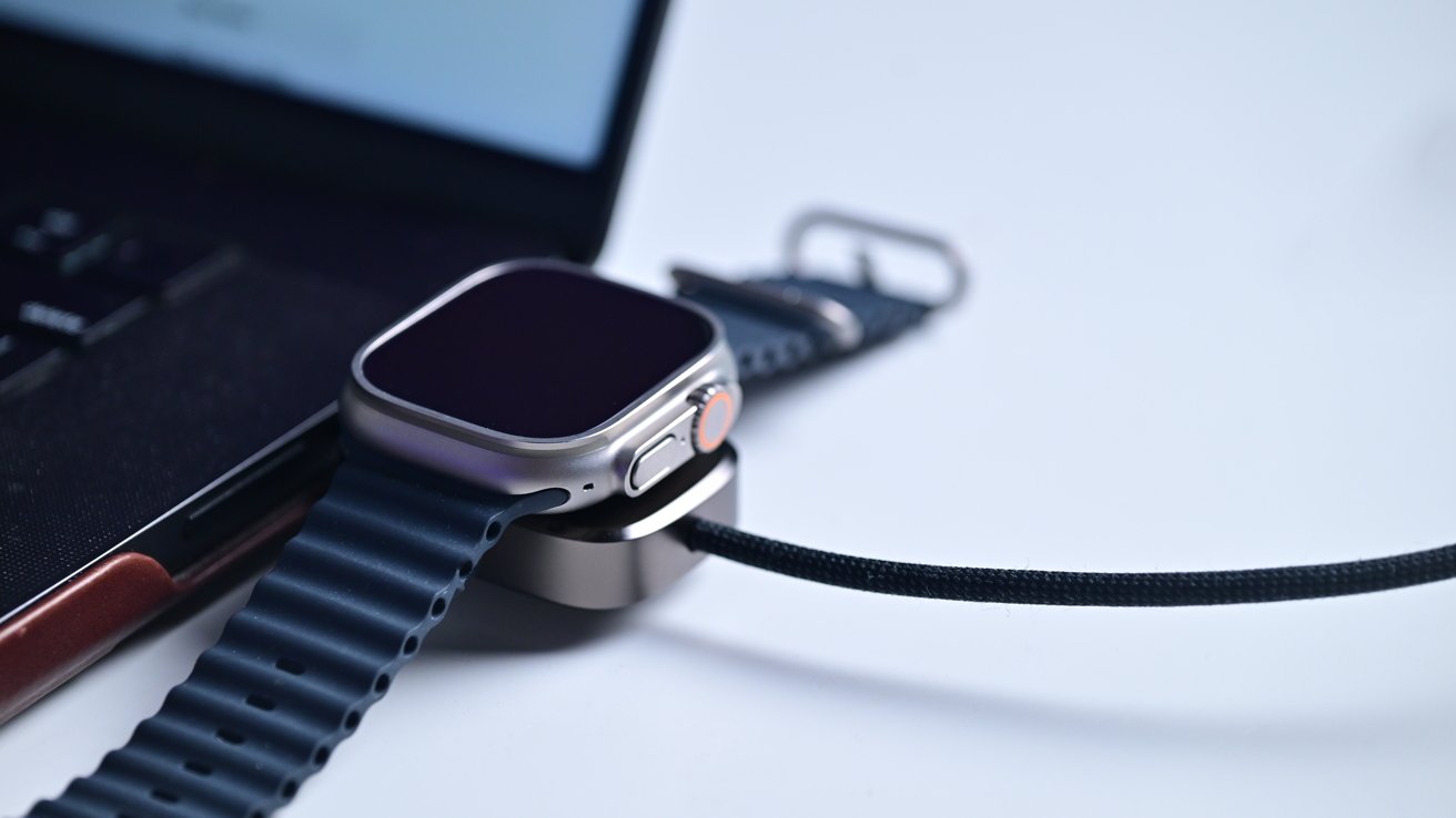 Новый кабель Nomad подключен к MacBook Pro и заряжает Apple Watch