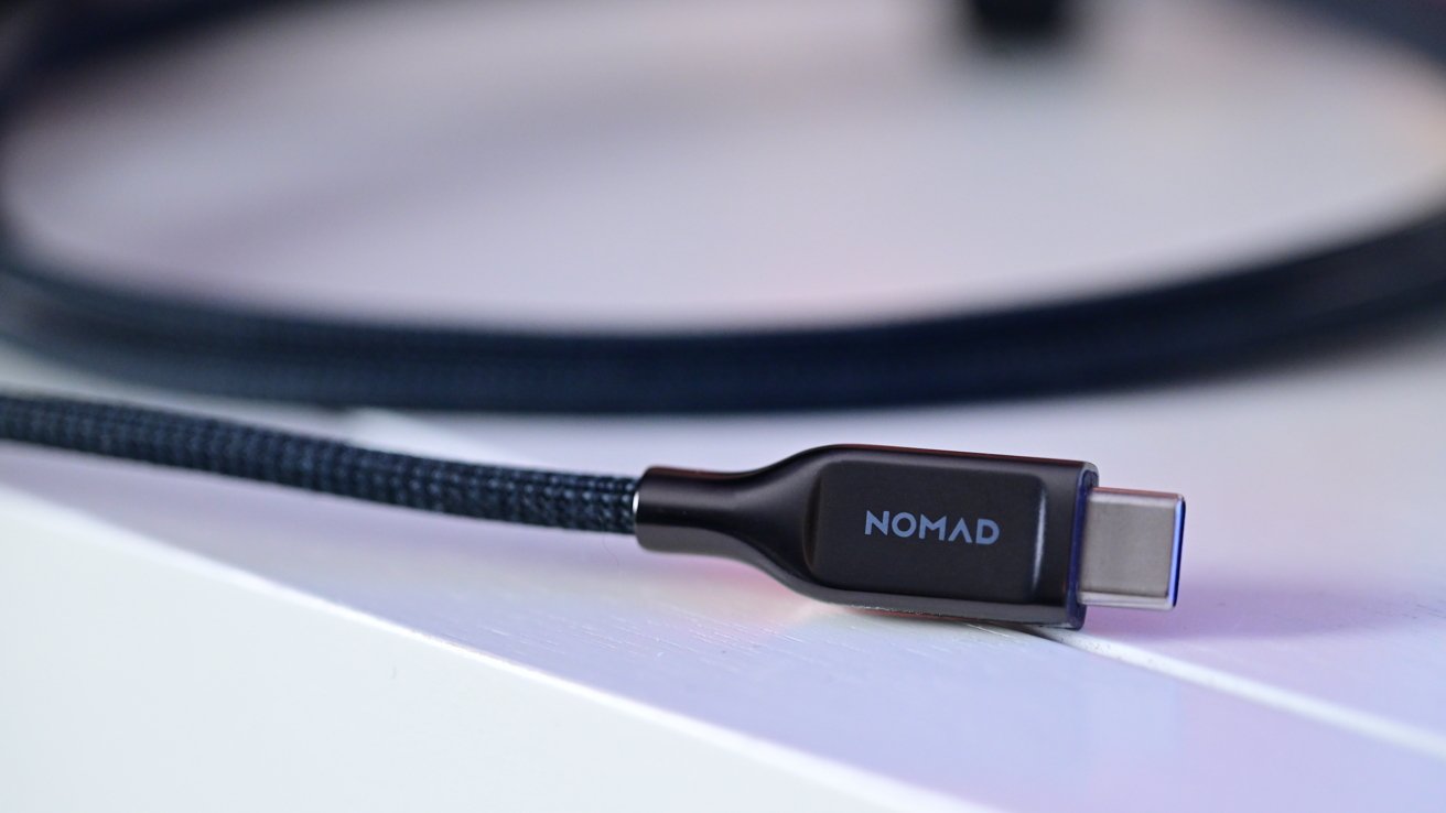 Крупный план плетеного кабеля USB-C на белой поверхности с надписью Nomad.