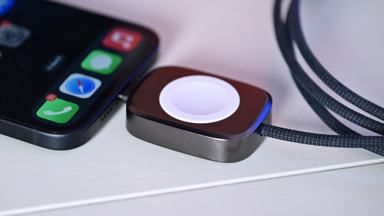 iPhone с подключенным зарядным устройством Apple Watch