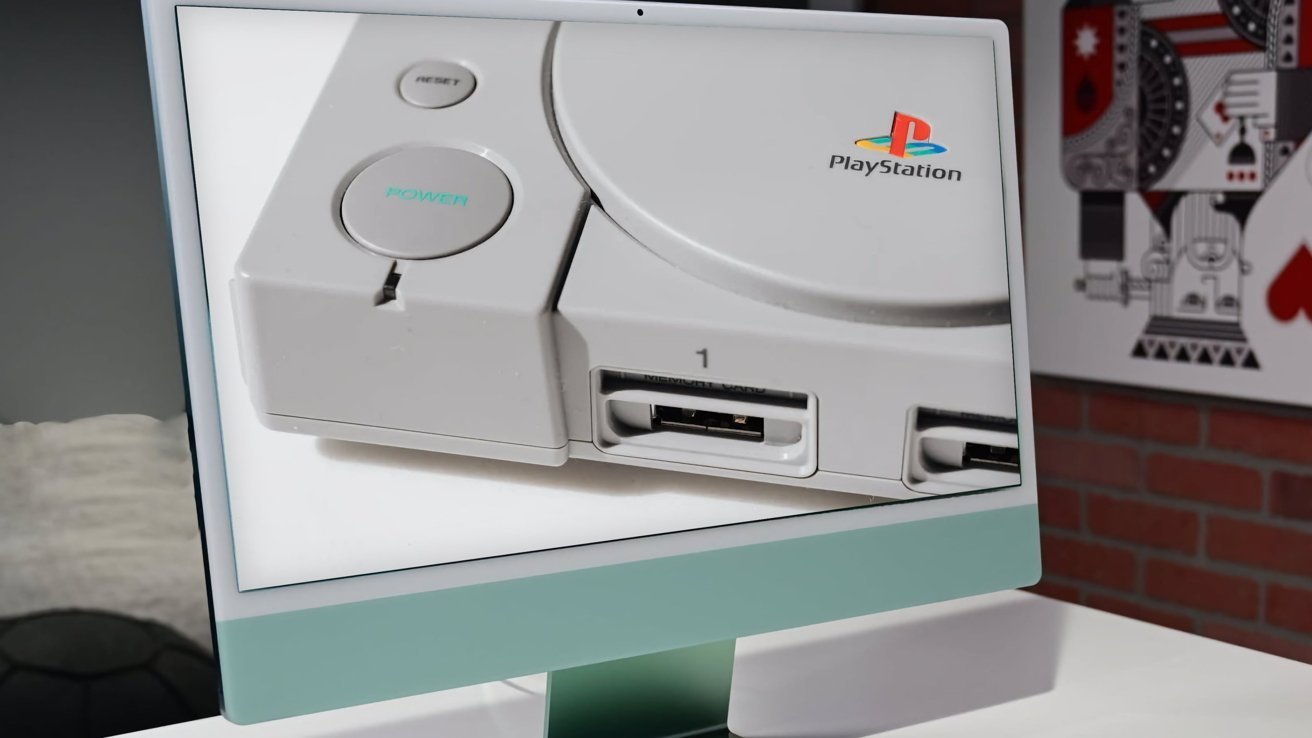 Крупный план консоли PlayStation, отображаемой на экране, на фоне современной обстановки с кирпичной стеной и картинами на заднем плане.
