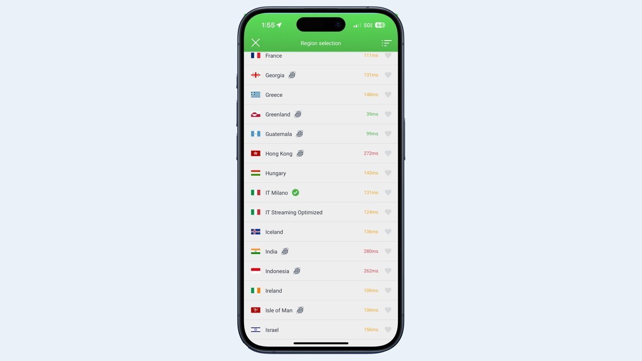 На экране смартфона отображается список стран с флагами и соответствующей скоростью интернет-соединения в миллисекундах. Зеленый заголовок гласит: