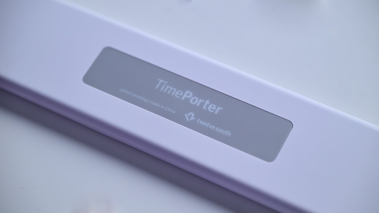 Белый прямоугольный корпус с серой центральной панелью, на которой изображены надписи