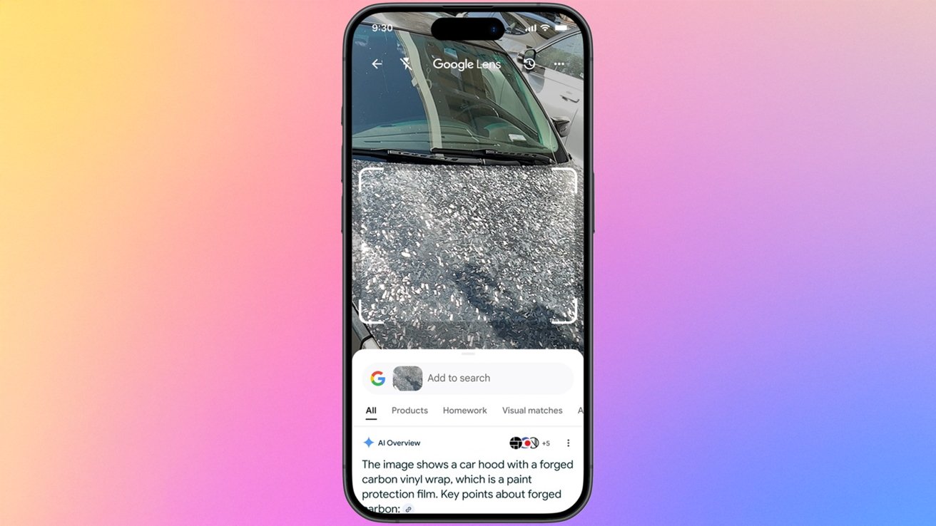 Экран смартфона, на котором приложение Google Lens обрабатывает капот автомобиля с карбоновой виниловой пленкой на розовом и желтом градиентном фоне.