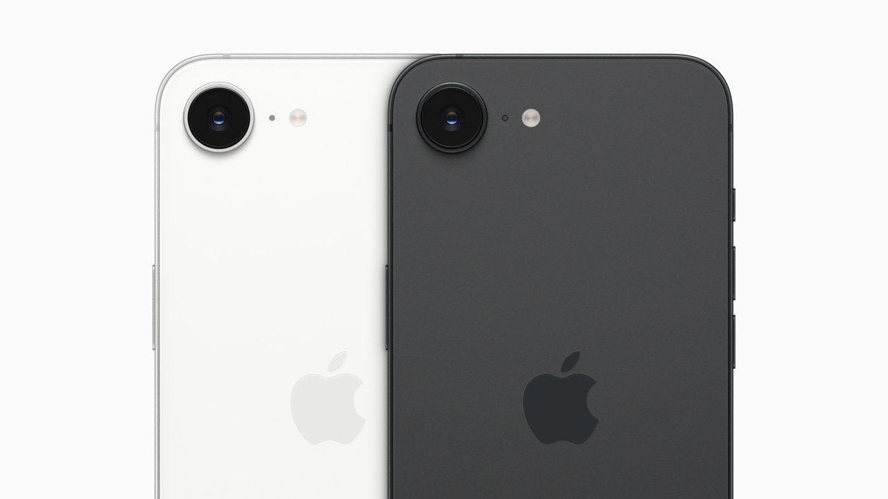 Два смартфона с видимыми задними камерами и логотипами Apple, белый и черный, слегка наложенные друг на друга на белом фоне.