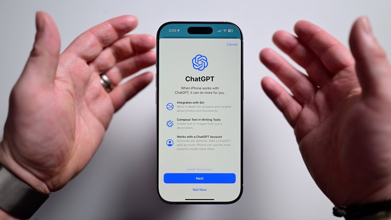Руки держат смартфон, на светлом фоне которого отображаются параметры настройки ChatGPT, подчеркивающие интеграцию Siri, инструменты для создания текста и функции учетной записи.