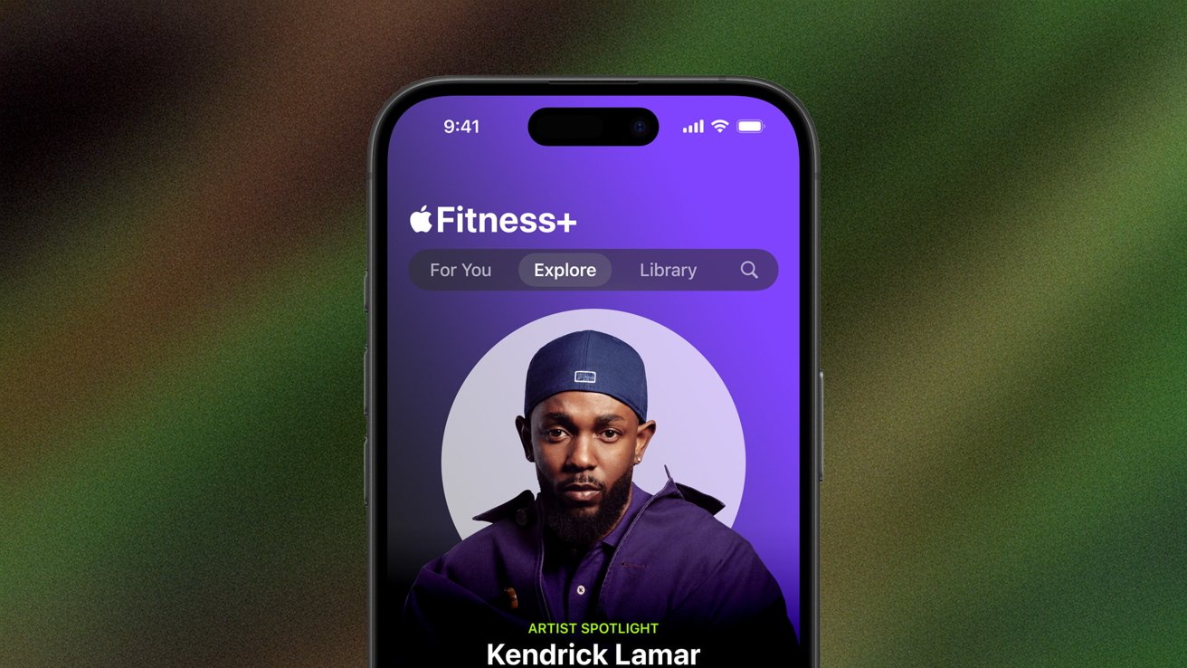 Экран смартфона, отображающий приложение Apple Fitness+ с портретом мужчины в кепке и надписью 