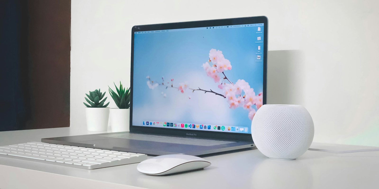 Доля рынка Mac растет быстрее, чем у трех ведущих брендов ПК | MacBook Pro изображен на столе с аксессуарами Apple