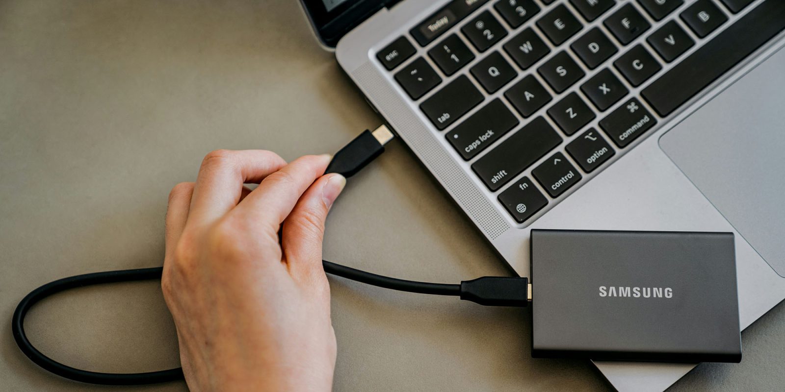 macOS 15.2 Sequoia backup bugs affecting Time Machine, CCC, and more | Pluging external drive into MacBook