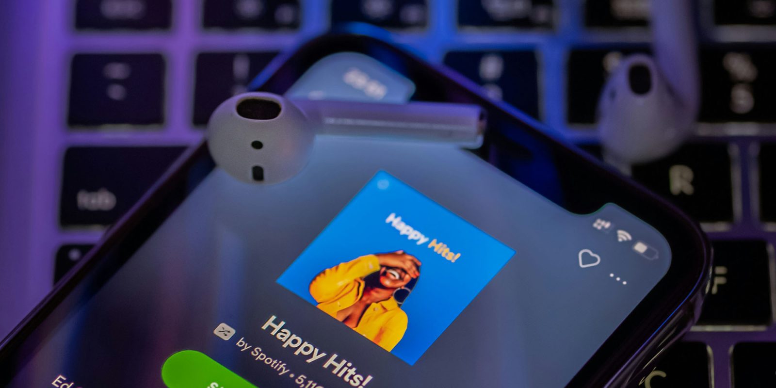 Spotify впервые в своей истории получил прибыль за год; возможно, ему помогла компания Apple | Приложение видно на iPhone