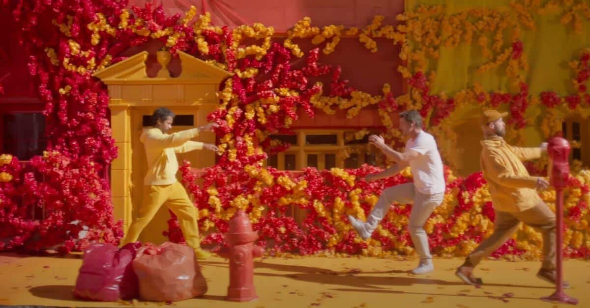 Короткометражный фильм Spike Jonze AirPods 4 появился в сети, в главной роли - Педро Паскаль