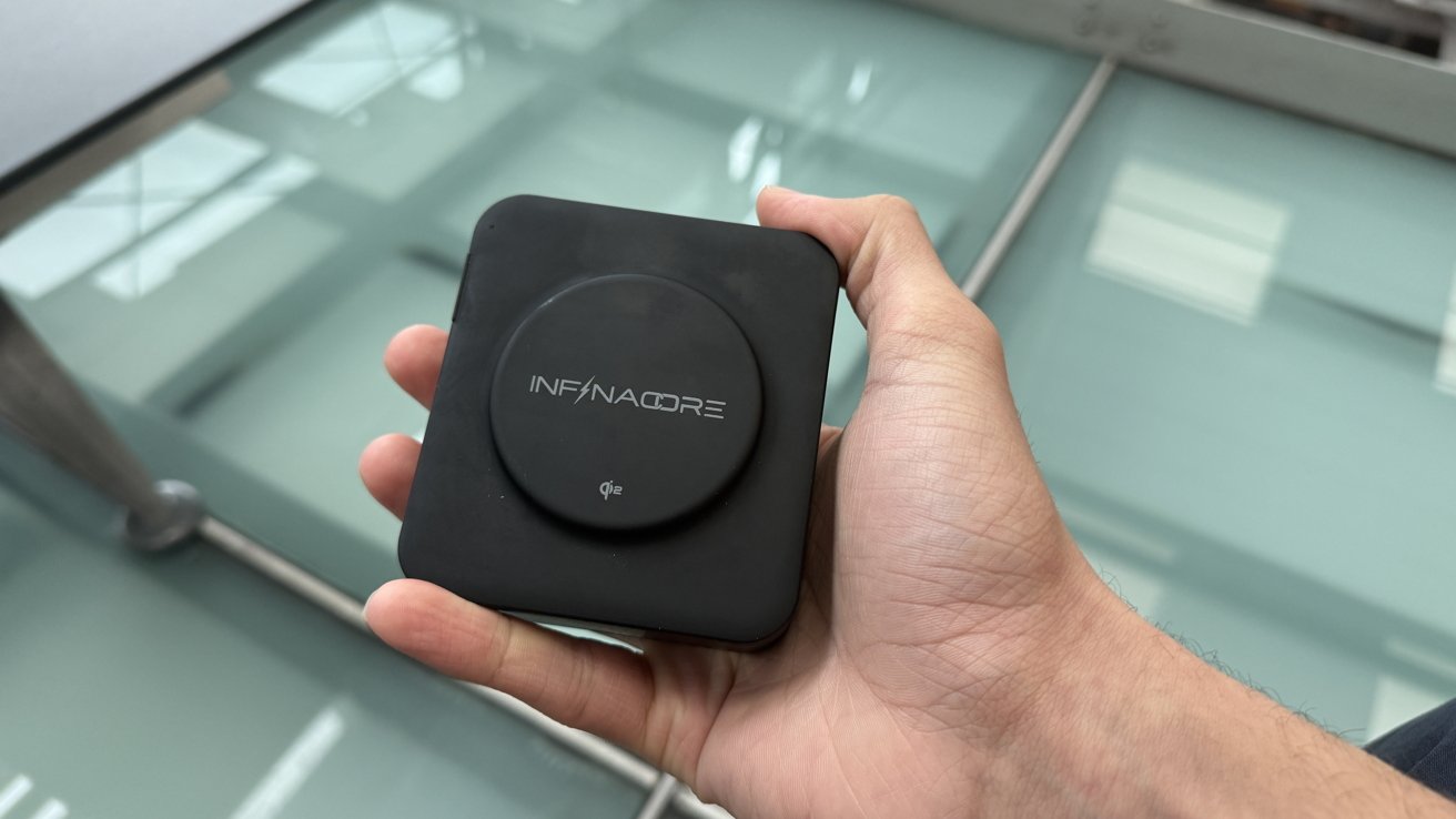Зарядное устройство InfinaCore P3 Pro: Относительно портативное устройство с квадратным дизайном.