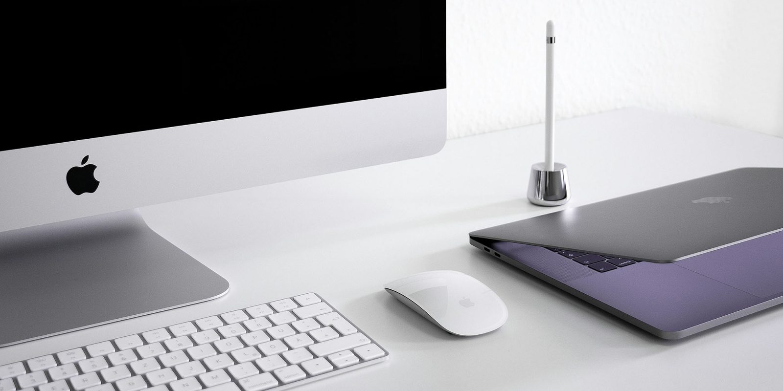 Осторожно, одна из самых изощренных фишинговых атак на пользователей Mac | iMac и MacBook на белом столе.