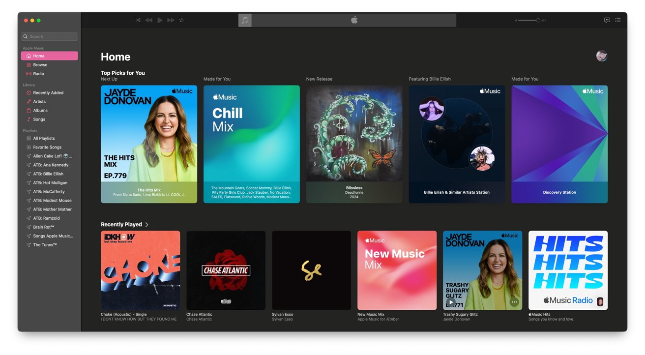 Интерфейс Apple Music, отображающий плейлисты, лучшие подборки и рекомендации. На левой боковой панели отображаются разделы 