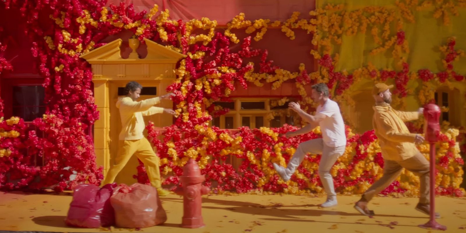 Spike Jonze AirPods 4 короткометражный фильм сейчас онлайн, в главной роли Педро Паскаль (показан framegrab)