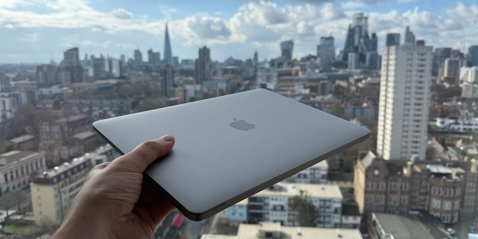Мне совершенно незачем покупать M4 MacBook Air, и все же | M1 MacBook Air на фоне лондонского горизонта.