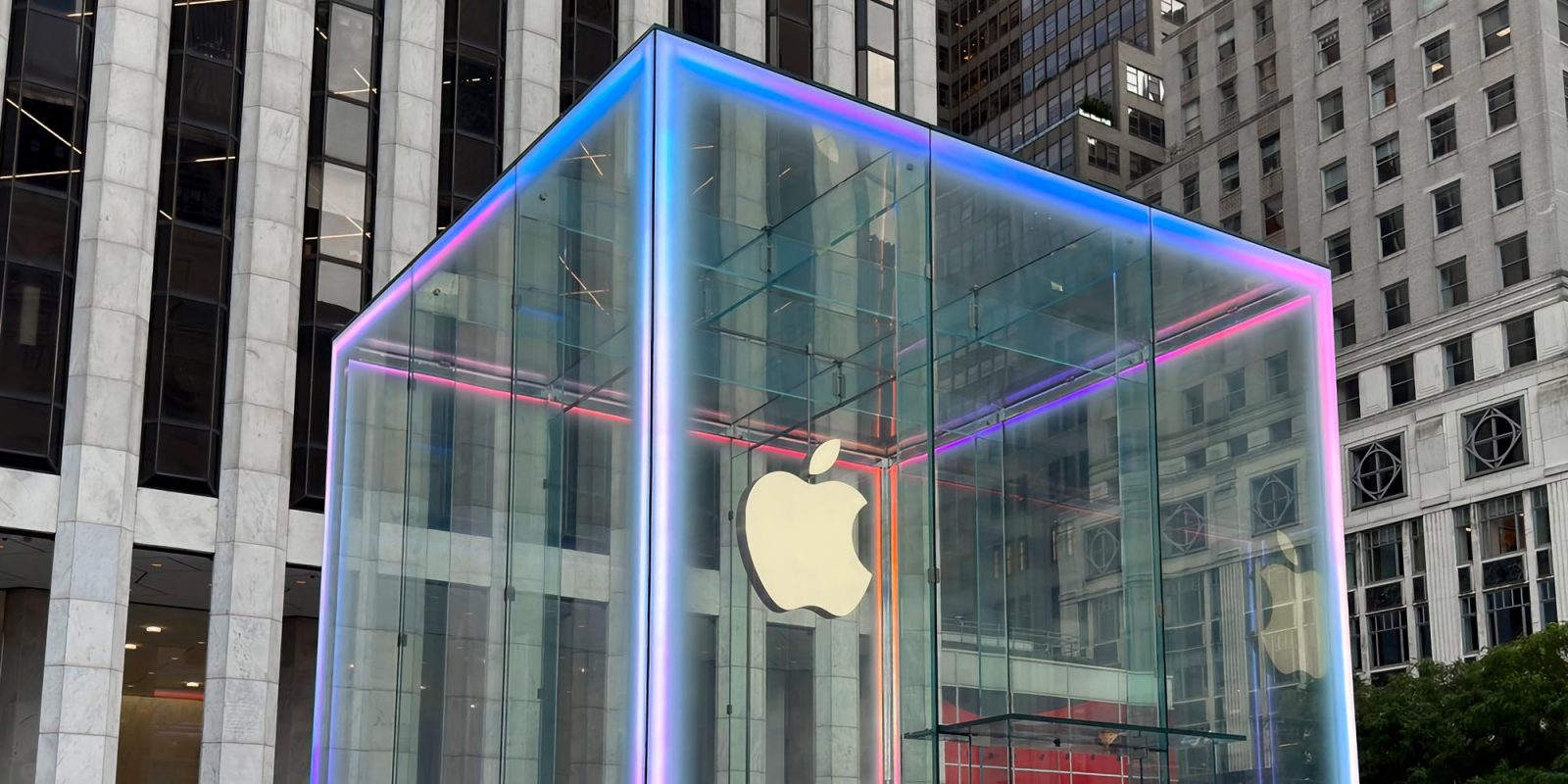 Магазин Apple на 5-й Авеню светится в цветах Apple Intelligence в честь запуска iPhone 16