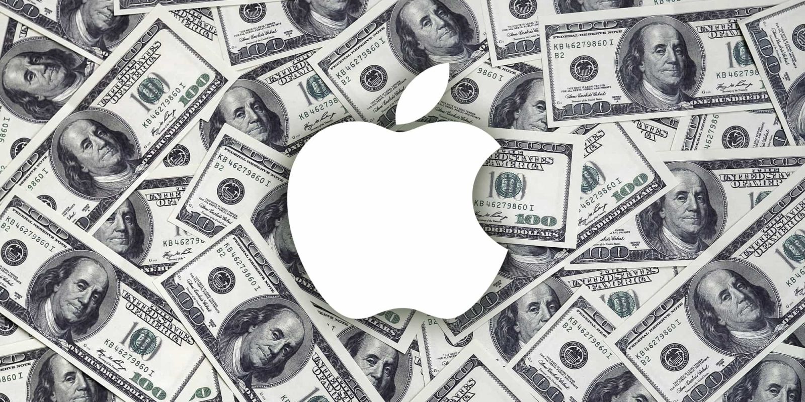 Логотип Apple на фоне большого количества денег