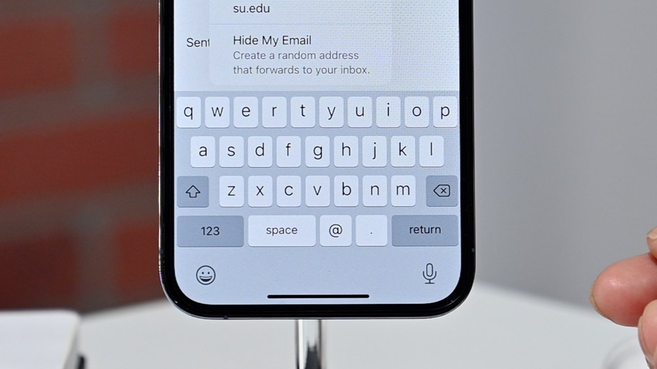 Скрыть электронную почту на экране iPhone